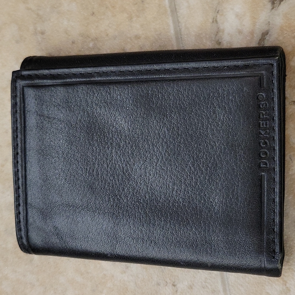 Dockers wallet